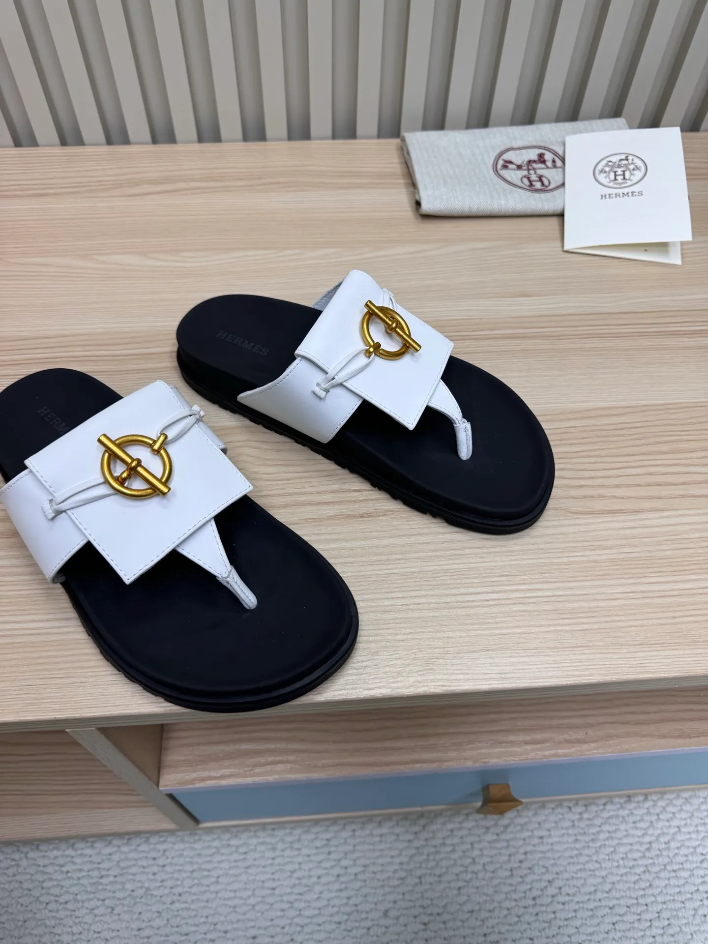👟👟Ex-factory price 502👟👟Hermes🐎The extremely popular couple’s slippers/the latest hardware buckle sandals and slippers, paired with various colorful socks, so trendy!  ———————— Upper: imported cowhide/sheep leather/cloth/palmprint leather lining: imported cowhide/sheepskin outsole: Tpu non-slip and wear-resistant outsole Female size: 35-42 (40.41.42 non-returnable and non-exchangeable) Male code: 39-45 (45 non-returnable and non-exchangeable)